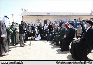 تصاویر بازدید هوایی رئیس جمهور از منطقه دشت آزادگان و هورالعظیم و حضور در میان مردم روستاهای اطراف هویزه