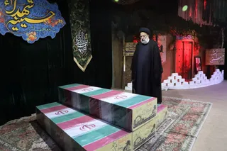 تصاویر حضور رئیس جمهور بر پیکر مرحوم نادر طالب زاده در معراج شهدا