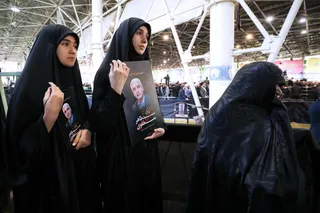اقامه نماز رهبر معظم انقلاب بر پیکر رئیس جمهور شهید و همراهان