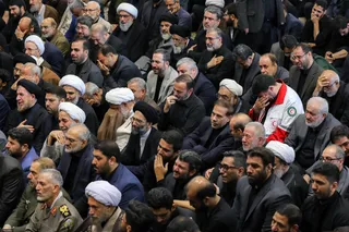 اقامه نماز رهبر معظم انقلاب بر پیکر رئیس جمهور شهید و همراهان