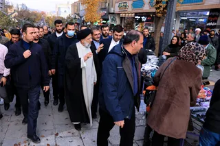 تصاویر حضور رئیس جمهور در بازار سنندج و گفتگو با مردم و کسبه