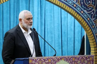 اقامه نماز رهبر معظم انقلاب بر پیکر رئیس جمهور شهید و همراهان