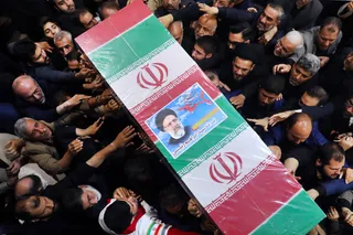 اقامه نماز رهبر معظم انقلاب بر پیکر رئیس جمهور شهید و همراهان