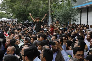 تصاویر استقبال مردمی از رئیس جمهور در مسیر ارگ تبریز
