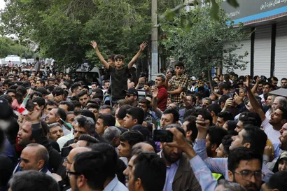 تصاویر استقبال مردمی از رئیس جمهور در مسیر ارگ تبریز