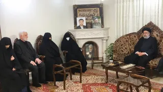 تصاویر دیدار آیت‌الله رئیسی با خانواده شهید صیاد خدایی