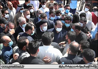 تصاویر بازدید هوایی رئیس جمهور از منطقه دشت آزادگان و هورالعظیم و حضور در میان مردم روستاهای اطراف هویزه