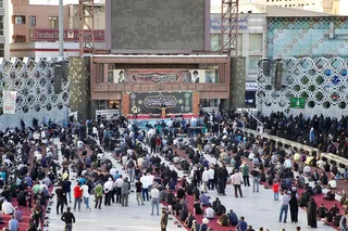 رئیسی در جمع عزاداران صادق آل محمد(ص) در میدان امام حسین(ع) حضور یافت