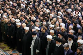 اقامه نماز رهبر معظم انقلاب بر پیکر رئیس جمهور شهید و همراهان
