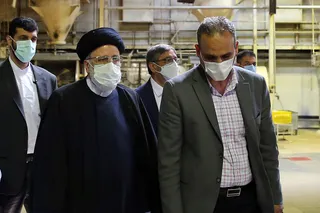 بازدید حجت‌الاسلام والمسلمین رئیسی از کارخانه صنایع غذایی کیوان