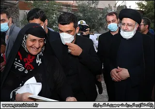 تصاویر حضور سرزده دکتر رئیسی در محله محروم حاشیه شهر ایلام