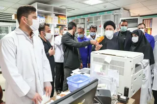 تصاویر دیدار سرزده رئیس‌جمهور از یک داروخانه توزیع اقلام کرونا