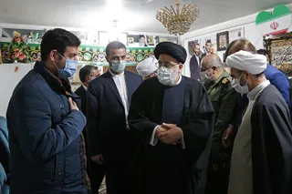 دیدار آیت الله رئیسی با خانواده یک شهید مدافع حرم در گیلان