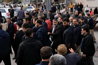 تصاویر حضور رئیس جمهور در بازار سنندج و گفتگو با مردم و کسبه