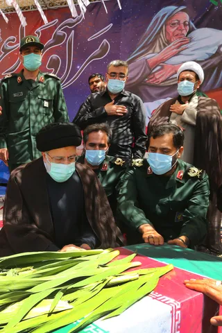تصاویر حضور رئیس جمهور در مراسم تشییع دو شهید گمنام