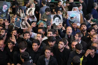 اقامه نماز رهبر معظم انقلاب بر پیکر رئیس جمهور شهید و همراهان