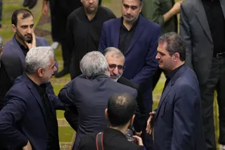 اقامه نماز رهبر معظم انقلاب بر پیکر رئیس جمهور شهید و همراهان