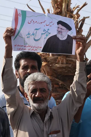 تصاویر استقبال مردمی از دکتر رئیسی در بدو ورود به بم