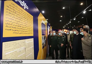 تصاویر حضور آیت‌الله رئیسی در نمایشگاه ملی "در لباس سربازی"