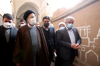 تصاویر گفتگو با مردم و کسبه بازار قدیمی یزد