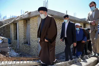 بازدید آیت الله رئیسی از مناطق زلزله زده سی‌سخت و ابراز همدردی با زلزله زدگان