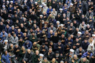 اقامه نماز رهبر معظم انقلاب بر پیکر رئیس جمهور شهید و همراهان