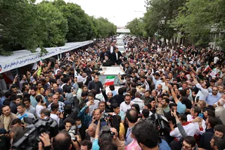 تصاویر استقبال مردمی از رئیس جمهور در مسیر ارگ تبریز