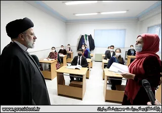 تصاویر بازدید دکتر رئیسی از مرکز فرهنگی ایران