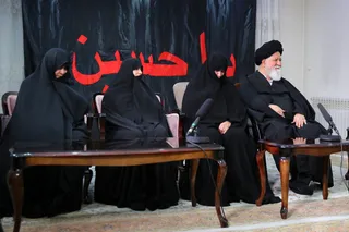 حضور رهبر معظم انقلاب در منزل رئیس جمهور شهید