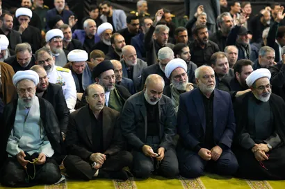 اقامه نماز رهبر معظم انقلاب بر پیکر رئیس جمهور شهید و همراهان
