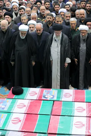 اقامه نماز رهبر معظم انقلاب بر پیکر رئیس جمهور شهید و همراهان