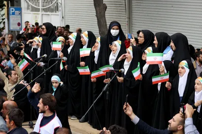 تصاویر استقبال مردمی از رئیس جمهور در مسیر ارگ تبریز