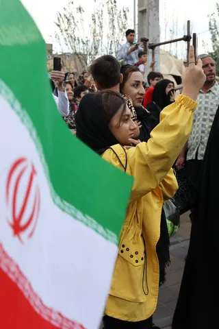 تصاویر استقبال مردمی از رئیس جمهور در مسیر ارگ تبریز