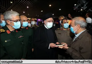 تصاویر حضور آیت‌الله رئیسی در نمایشگاه ملی "در لباس سربازی"