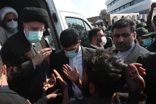 تصاویر گفتگوی رئیس جمهور با مردم هرمز در اسکله جزیره