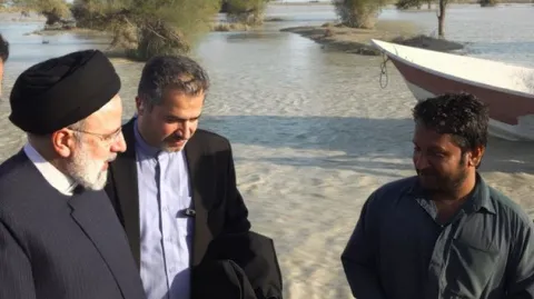 گزارش تصویری از حضور رئیس جمهور در مناطق سیل‌زده سیستان و بلوچستان