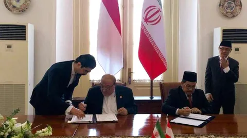 تصاویر  امضای اسناد همکاری بین ایران و اندونزی توسط وزرای دو کشور