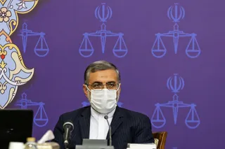 دستور رئیس دستگاه قضا به دادستان برای رسیدگی به علت صدور مجوز صادرات به افراد فاقد صلاحیت/ گره زدن تصمیم گیری‌ها به انتخابات آمریکا آدرس غلط دادن به ملت است