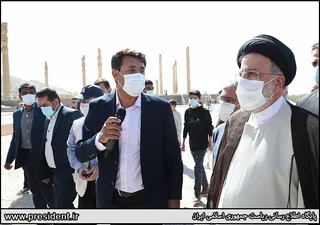 بازدید از بنای تاریخی تخت جمشید و گفتگو با گردشگران