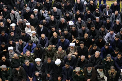 اقامه نماز رهبر معظم انقلاب بر پیکر رئیس جمهور شهید و همراهان
