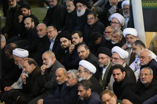 اقامه نماز رهبر معظم انقلاب بر پیکر رئیس جمهور شهید و همراهان