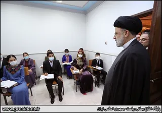 تصاویر بازدید دکتر رئیسی از مرکز فرهنگی ایران