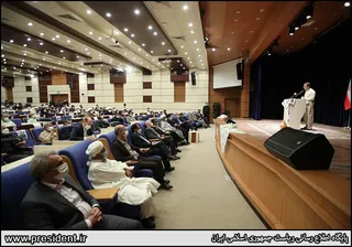 تصاویر نشست علمای شیعه و سنی، نمایندگان اقشار مختلف و مدیران شهرستان چابهار با حضور رئیس جمهور