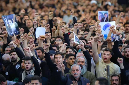 اقامه نماز رهبر معظم انقلاب بر پیکر رئیس جمهور شهید و همراهان