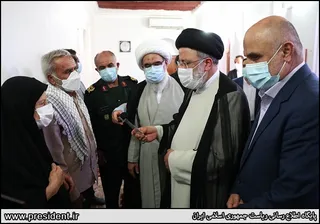 تصاویر سخنرانی در جمع مردم دلوار در خانه-موزه رئیسعلی دلواری