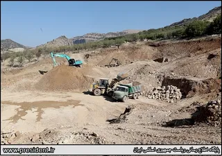 بازدید آیت‌الله رئیسی از سد در حال ساخت تنگ‌ سرخ