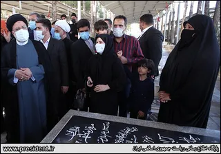 حضور رئیس جمهور در گلزار شهدای بیرجند