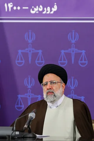 اگر آنقدر که جلسه گذاشتند تا چگونه از غرب کمک بگیرند، برای رونق تولید جلسه می‌گذاشتند، گره‌های بزرگی در کشور باز شده بود