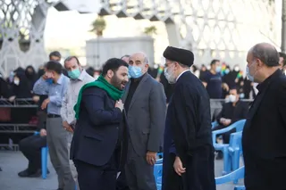 رئیسی در جمع عزاداران صادق آل محمد(ص) در میدان امام حسین(ع) حضور یافت