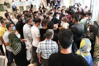تصاویر دیدار سرزده رئیس‌جمهور از یک داروخانه توزیع اقلام کرونا